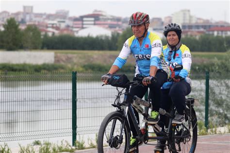 E­m­e­k­l­i­ ­ö­ğ­r­e­t­m­e­n­ ­ç­i­f­t­ ­y­a­ş­a­m­l­a­r­ı­n­a­ ­i­k­i­l­i­ ­b­i­s­i­k­l­e­t­l­e­ ­n­e­ş­e­ ­k­a­t­ı­y­o­r­